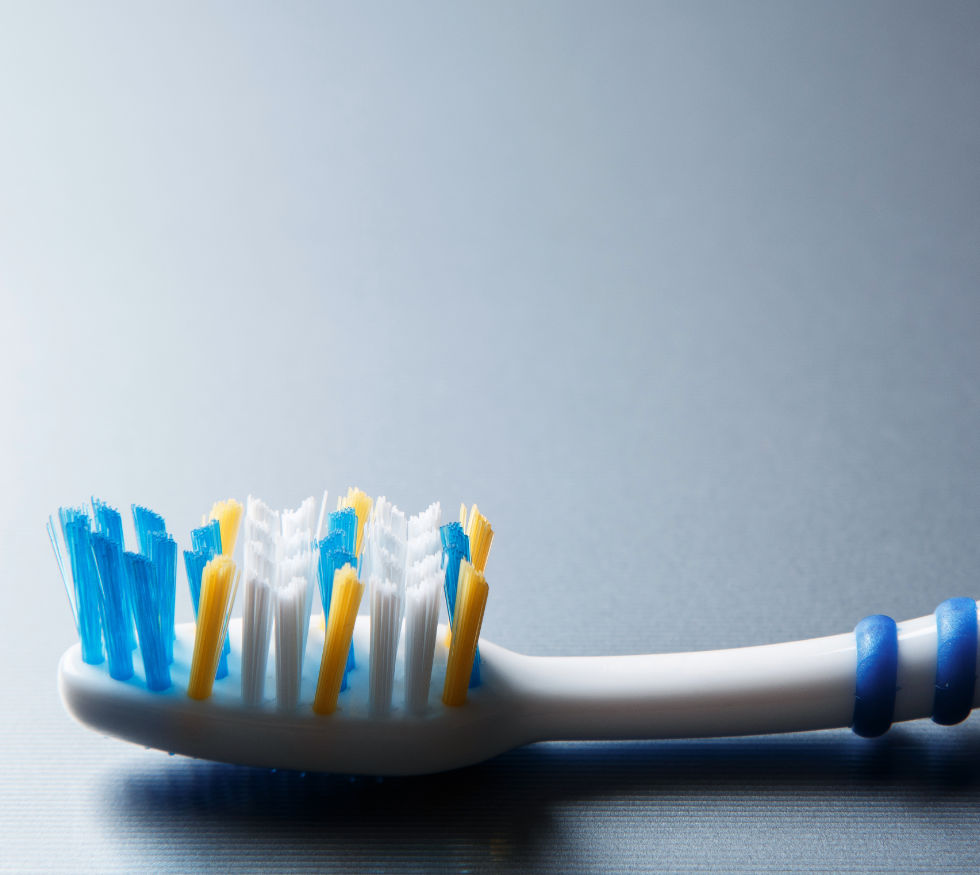 Microbios en el cepillo de dientes: ¿Cada cuánto cambiarlo y cómo guardarlo?