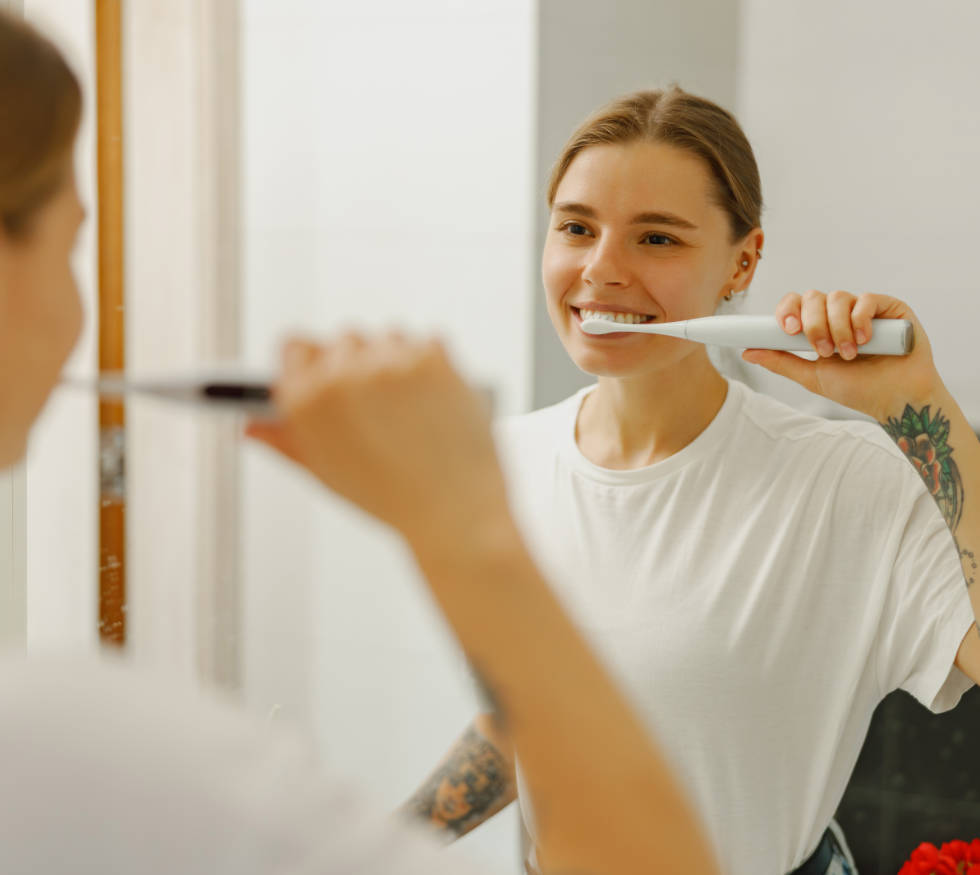 ¿Cómo cepillarse los dientes correctamente? 4 consejos para una salud bucal plena