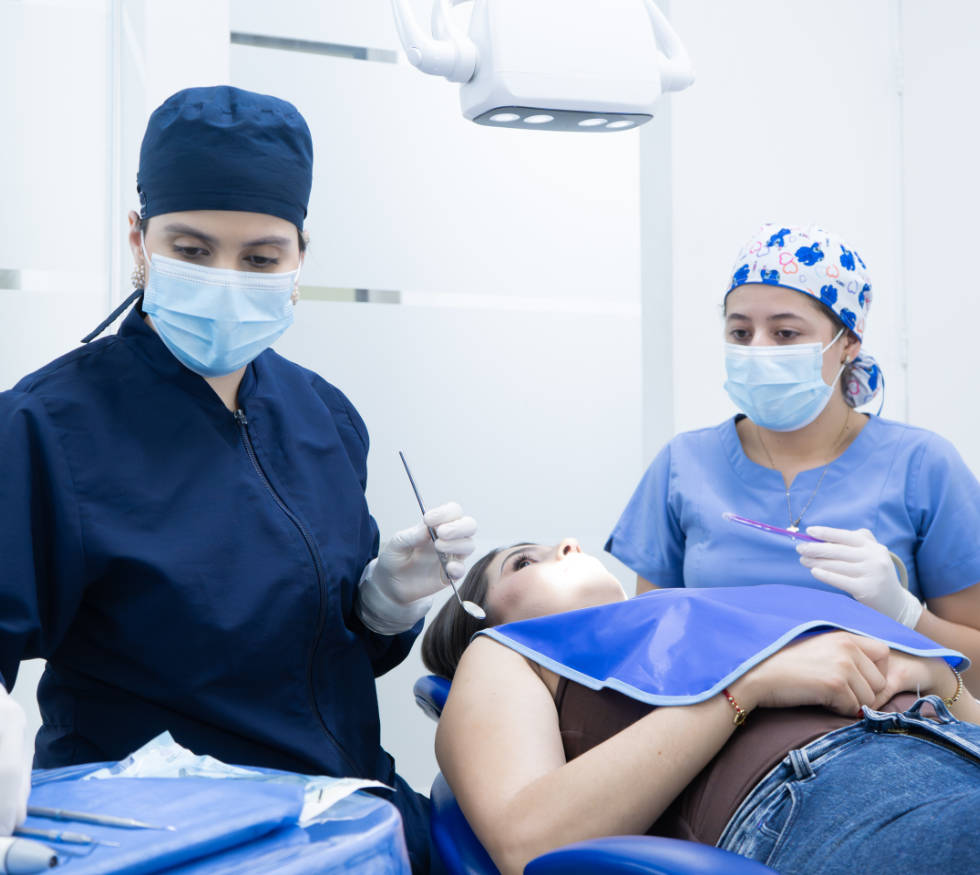 Especialistas en:&nbsp;Periodoncia