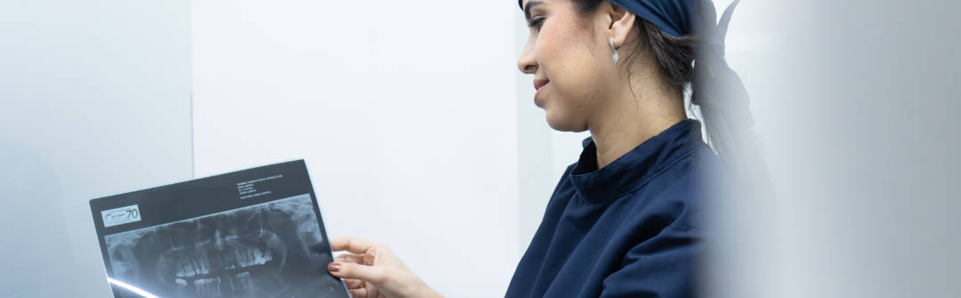 Urgencias Odontológicas:&nbsp;-&nbsp;Restauraciones cervicales en ionómero de vidrio en pacientes con sensibilidad